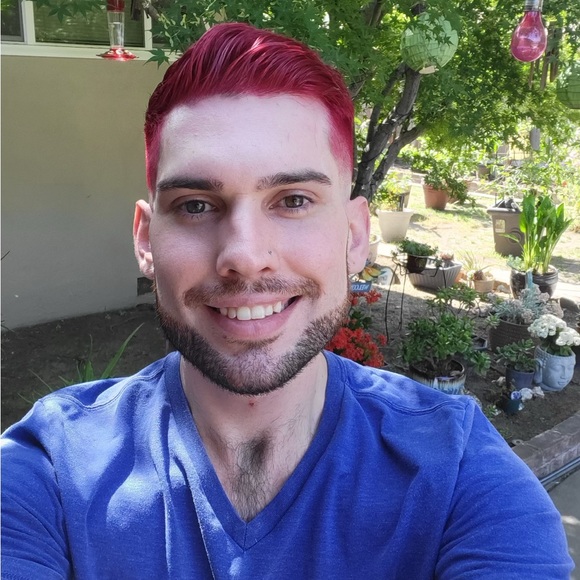 Meet your Posher, Tayler. My mom loves to buy things👠 & I LOVE to sell them! 😎 - Picture 1 of 2